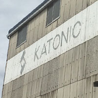 カトニック鉄骨製造橋上の建物